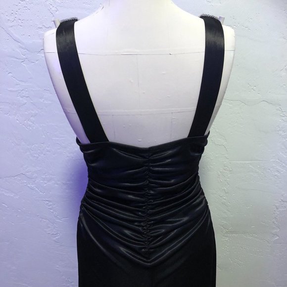 BEAUTIFUL Long formal dress size 8 - Picture 3 of 6